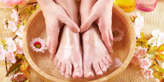 učinek kopeli proti glivicam na nohtih